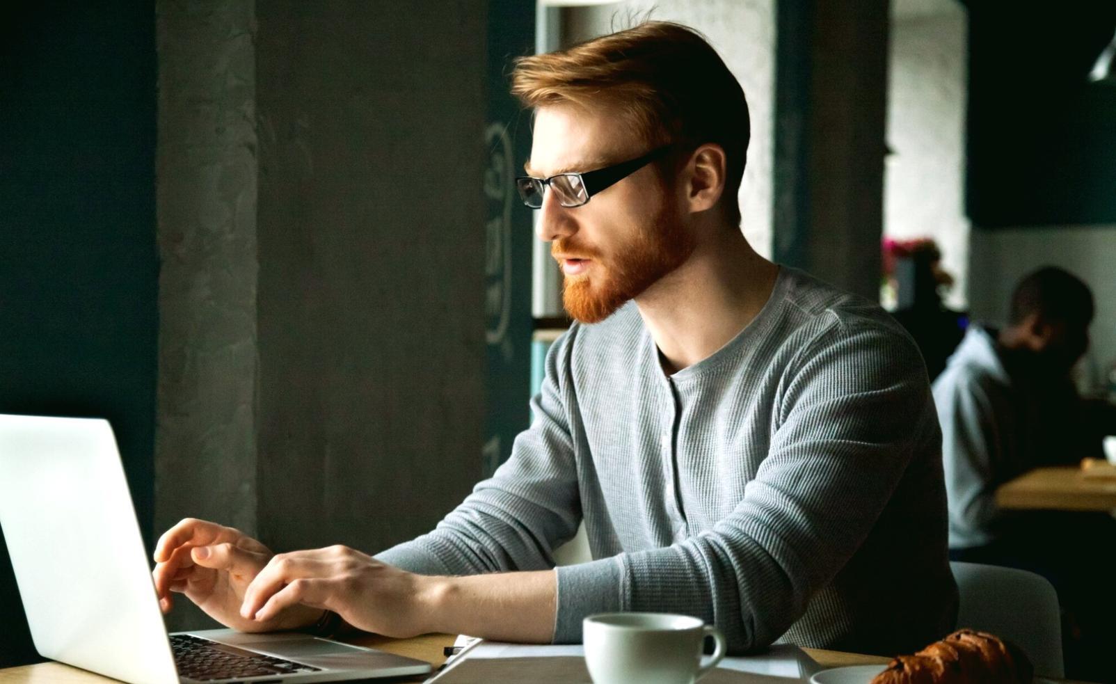 Arbeitsbereich mit verschiedenen SEO-Analysen und technischen Berichten